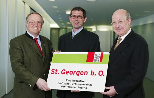 Telekom Austria bingt schnelles Internet nach St. Georgen b. O. V.l.n.r.: Vizepräsident der OÖ Landwirtschaftskammer Ing. Franz Riesecker, Bürgermeinster Alfred Schrems, Heinz Sundt, CEO von Telekom Austria