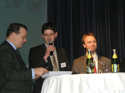 Thomas Stern (Braintrust), Jürgen Burger (SOS
Kinderdorf) und Andreas Plöckinger (Ärzte ohne Grenzen) (v.l.n.r.)
analysieren Spendenpotenziale beim elektronischen Fundraising.