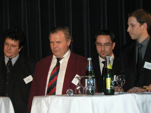 Vorschau Bild von Der blinde Gerhard Bruckner ortet Mängel beim
barrierefreien Zugang zum Web. (v.l.n.r.) Klaus Höckner, Gerhard
Bruckner (beide Hilfsgemeinschaft der Blinden und Sehschwachen
Österreichs), Volker Stöger (NextiraOne), Alexander Szlezak
(Gentics).