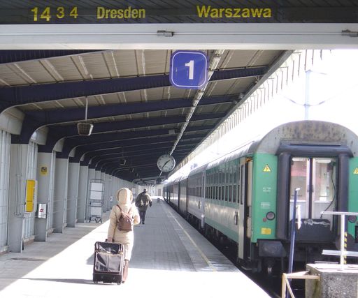 Der tägliche Zug von Wien Südbahnhof nach Warschau.
Die Bahn verbindet schon vor dem 1. Mai 2004.