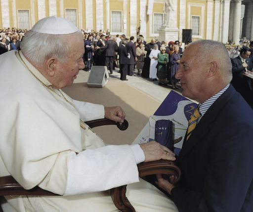 MY WAY - Vorstand Ernst Fischer überreicht Seiner
Heiligkeit Papst Johannes Paul II. am 17. März 2004 im Vatikan den
MY WAY - Preis 2004