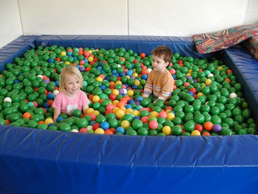 Landwirte werden zuerst an den Volldünger des Linzer
Düngerproduzenten AMI denken. Für die Kinder im integrativen
heilpädagogischen Kindergarten in St. Isidor sind das die grünen
Bällchen, in denen es so herrlich zu spielen ist.