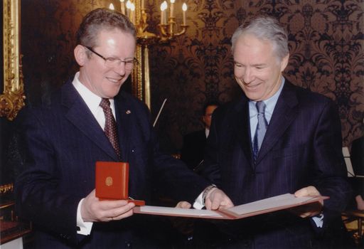 Der stellvertretende Generaldirektor der Wüstenrot
Versicherungs-AG, Honorarkonsul Dr. Rudolf Aichinger, erhielt
kürzlich aus den Händen von Staatssekretär Dr. Alfred Finz das
Große Ehrenzeichen für Verdienste um die Republik Österreich.