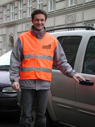 Als erste Versicherung in Österreich stellt die
Wiener Städtische allen ihren KundInnen, die eine Kfz-Versicherung
abschließen, gratis eine Sicherheitsjacke zur Verfügung.