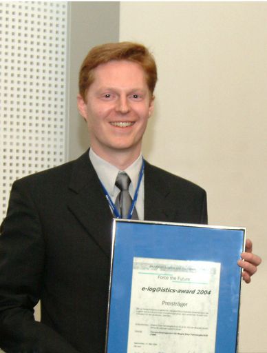 Im Rahmen des AKJ-Kongresses 2004 in Saarbrücken,
eines internationalen Forums für Logistik und
Produktions-Management, wurde kürzlich zum fünften Mal der
"elog@istics award" für besonders innovative, internetbasierte
Supply-Chain-Lösungen verliehen. Dipl.-Ing. Alfons Dachs-Wiesinger,
Leiter der Transport- und Zollabteilung von MAGNA STEYR in Graz,
mit dem E-LOG@istics Award.
