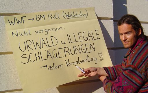 WWF Waldexperte DI Gerald Steindlegger mit einem Memo
im übergroßen "post-it" Format, welches heute an Bundesminister
Pröll übergeben wird.