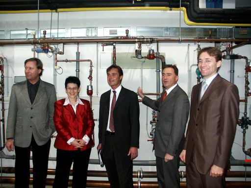 Besichtigung des hoch technisierten Labors im
Fachhochschul-Studienzentrum Pinkafeld. Im Bild: Bürgermeister Mag.
Kurt Maczek, Prof.(FH) Mag. Ingrid Schwab-Matkovits, Dr. Axel
Seerig, Landesrat Helmut Bieler, DI Dr. Ragossnig