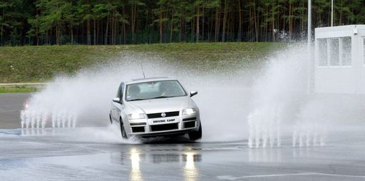 Sicher unterwegs auch bei Aquaplaning. Ab Juni gibt
es im Driving Camp Pachfurth die Möglichkeit, sein fahrerisches
Können unter professioneller Anleitung weiterzuentwickeln.