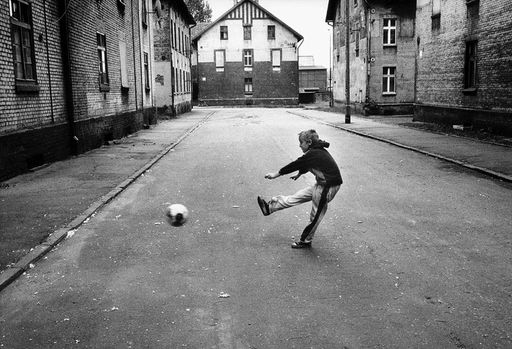 Junge europäische Kunstszene im MAK. Im Bild: RAFAL
MILACH - Aus der Serie: SZARE / The Grey-People of Silesia, Rafal
Milach, Polen, 2002, Schwarz/weiß Photographie