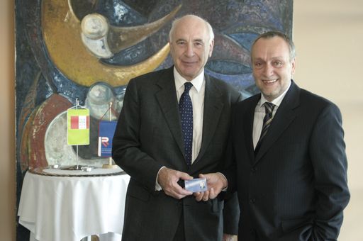 "Telekom Austria Vorstandsdirektor, Ing. Mag. Rudolf Fischer, (im Bild rechts) übergibt den neuen digitalen Anwaltsausweis an Dr. Gerhard Benn-Ibler, Präsident ÖRAK (links)".