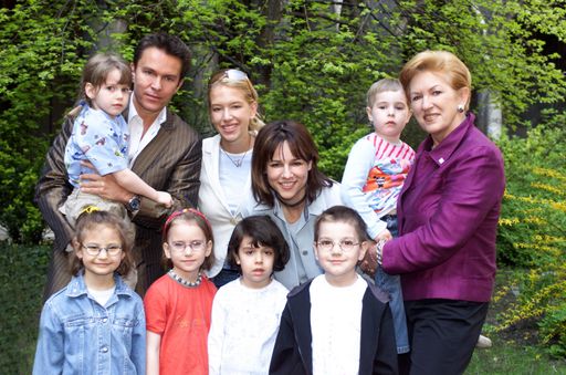 42.000 Kleinkinder sind in Österreich an Asthma
erkrankt. Vera Russwurm präsentierte heute anläßlich des
Weltasthmatages gemeinsam mit Gesundheitsministerin Maria
Rauch-Kallat, "Starmania" Vera Böhnisch und Alfons Haider die neue
Aufklärungskampagne "AIRleben - Initiative für das hustende Kind".