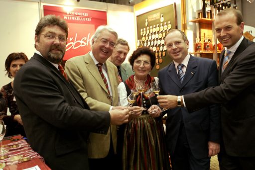 Besonderes beliebt ist der Stand der Bronze Medaillen
Gewinnerin der Destillata 2004 von Waltraud Jöbstl. Im Bild
v.l.n.r.: Direktor Johann Jungreithmair, Dkfm. Christian Stiglitz,
Waltraud Jöbstl, Mag. Christian Domany und Dipl.-Ing. Matthias
Limbeck.