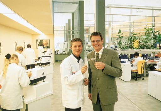 Robert F. Hartlauer präsentiert die 500 000ste in der
modernsten Brillenfertigung Europas gefertigte Brille.