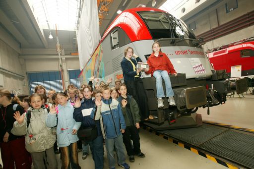 Die beiden Sieger des Schulwettbewerbs Kerstin und
Laura aus Salzburg und der Steiermark mit ihren KlassenkameradInnen
vor "ihrer" Lok