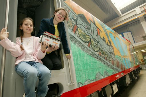 Vorschau Bild von Die beiden Sieger des Schulwettbewerbs Kerstin und
Laura aus Salzburg und der Steiermark mit ihren KlassenkameradInnen
vor "ihrer" Lok.