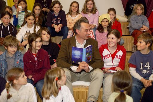 Vorschau Bild von Bild zu OTS - Felix Mitterer diskutierte bei der mobilkom austria
Veranstaltung ROUNDABOUT KIDS mit den Kindern über die mutigen
Taten der Superhenne Hanna.