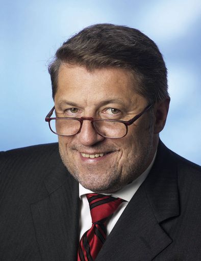 "Im Schnitt müssten die Verarbeitungspreise für
Trockenbausysteme zwischen 9 und 15 % steigen, da dies genau der
Wert ist, den die Trockenbauer an Kostensteigerung seit dem 1.1.04
hinnehmen mussten", rechnet Otto Ordelt (im Bild), Geschäftsführer
von Knauf Österreich, vor.