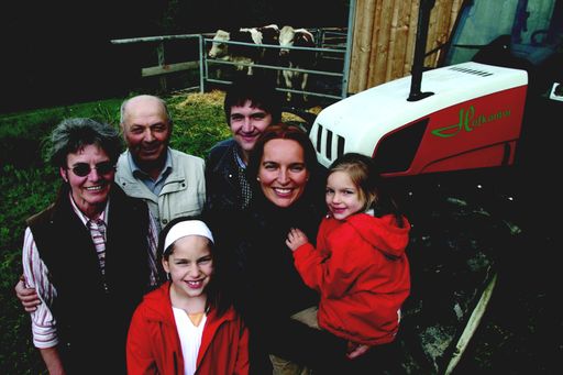 Bäuerliche Familie: "Ab sofort ist die Hofkontor AG
auch in Österreich aktiv. Ziel dabei: Landwirten eine
wirtschaftliche Perspektive trotz Strukturwandel, Reduzierung der
EU-Prämien und Ost-Konkurrenz zu bieten."