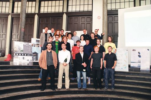 Die Gewinner, Organisatoren und die international
renommierte Jury des österreichweiten
Architekturstudentenwettbewerbs "Die Fassade, spiel mit ihr", der
von Knauf und der TU Wien initiert wurde.