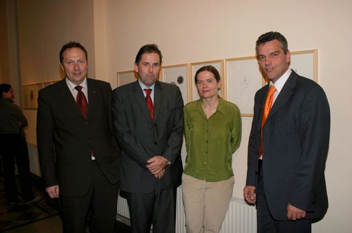 Vorschau Bild von Im Bild v.l.n.r.: Peter Assmann (Direktor OÖ
Landesmuseen), Joachim Grill (Sprecher des Vorstandes AMI-Gruppe),
Ulrike Lienbacher (Erstgereihte des Lines on Paper Awards vor ihren
Werken), Vzbgm. der Stadt Linz Erich Watzl.