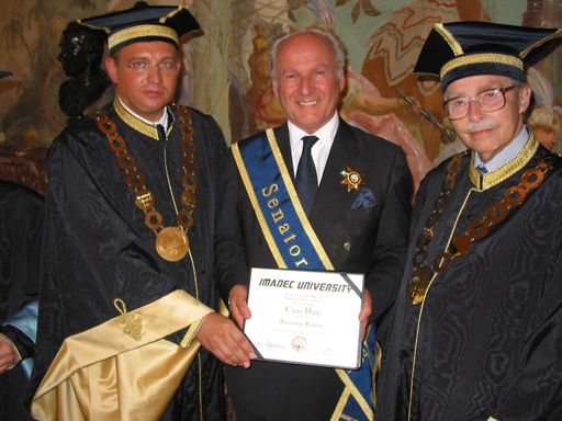 Die Verleihung erfolgt durch den Ehrenpräsidenten der
IMADEC Univ. Prof. Dr. Otto von Habsburg (re.) und dem Präsidenten
Dr. Christian Joksch (li.)