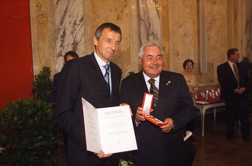 Der Vorstandsvorsitzende der Billa AG, Wolfgang
Wimmer, wurde am 22. Juni 2004 in Wien von Bundesminister Dr.
Martin Bartenstein mit dem Grossen Goldenen Ehrenzeichen für
Verdienste um die Republik Österreich in Würdigung seiner
Leistungen um den Österreichischen Lebensmittelhandel
ausgezeichnet.