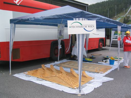 Instabilitaetsschlapfen: Eines der eingesetzten
Trainingsgeräte des Mobilitäts-Parcours sind die von der FH
Technikum Wien gefertigten "Instabilitätsschlapfen".