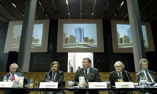Österreichs führende Versicherungsgruppe eröffnet
neue Konzernzentrale. Im Bild (v.l.n.r.) John Harris (Harris
Fitness GmbH), Arch. Dipl. Ing. Heinz Neumann (Neumann u. Partner),
Herbert Schimetschek ( Vorsitzender der UNIQA
Immobilien-Projekterrichtungs GmbH), Dr. Konstantin Klien
(Vorsitzender des Vorstandes der UNIQA Versicherungen AG) und Dkfm
Peter Puespoek (Vorstandsvorsitzender der RLB NOE-Wien AG), im
Rahmen der Pressekonferenz zur morgigen Eroeffnung der UNIQA
Konzernzentrale am Donnerstag, 24. Juni 2004 in Wien.