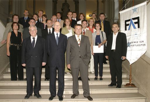 Bereits über 300 Absolventen nutzten den
FAF-Diplomlehrgang als Ausgangspunkt für ihre Karriere. Im
festlichen Rahmen der Universität Wien feierten die 22 Absolventen
des 2-jährigen berufsbegleitenden Lehrganges 2003/2004 ihren
erfolgreichen Abschluss. Im Bild v.l.n.r.: Johann Massenbauer,
FAF-Ehrenvorstand, o. Univ.-Prof. Dr. Jörg Finsinger,
Wissenschaftlicher Beirat der Fachakademie für Finanzdienstleister/
FAF, Kom.Rat Wolfgang K. Göltl, Präsident der Fachakademie für
Finanzdienstleister/ FAF und Peter Höher, FAF-Ausbildungsleiter