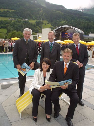 BM Benedikt Lang, LH-Stv. Dr. Wilfried Haslauer,
Labg. Mag. Hans Scharfetter (hinten v. l.); Landeshauptfrau Gabi
Burgstaller, Mag. Michael Schafflinger (GF der Alpen Therme Gastein
(Vorne v. l.)