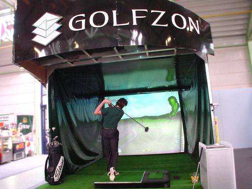 Golfer, aufgepasst: Der neue Golfsimulator ist ab
sofort erstmalig in Europa verfügbar. Mit der neuartigen
Technologie der interaktiven, elektrohydraulischen Abschlagplatte
spürt und erlebt man die Beschaffenheit des Geländes in jedem
Schlag.
