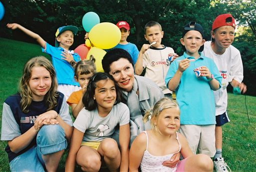 Am 30. Juni 2004,  wurde im "Bienenhaus", dem
Therapiezentrum der SOS-Kinderdörfer in Hinterbrühl gemeinsam mit
den Kindern der Sommer begrüßt. Als Ehrengast durften das
"Bienenhaus" Dr. Margot-Klestil Löffler begrüßen, die sichtlich das
bunte Programm genoss, welches die Kinder der
Hermann-Gmeiner-Schule vorführten.