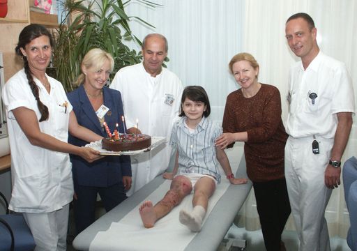 Das Team vom AUVA-Unfallkrankenhaus Meidling
gratuliert Irina zum 10. Geburtstag. Im Bild v.l.n.r.: DGKS
Daniela, Pflegedienstleiterin Hermine Ebner, Prim. Univ.-Prof. Dr.
Rudolf Schedl , Ärztlicher Leiter, Geburtstagskind Irina, Mama
Tatjana und Oberarzt Dr. Georg Ittner.