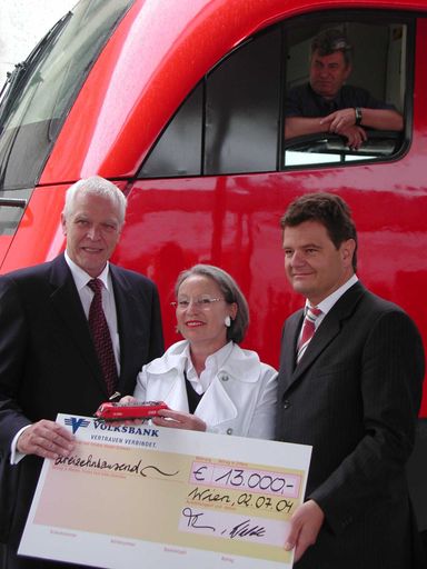 Im Bild v.l.n.r.: ÖBB Generaldirektor Rüdiger vorm
Walde, die Leiterin der Spendenabteilung der St. Anna
Kinderkrebsforschung Rosa Spitzauer und Vorstandsdirektor Mag.
Livius Tramontana bei der Scheckübergabe