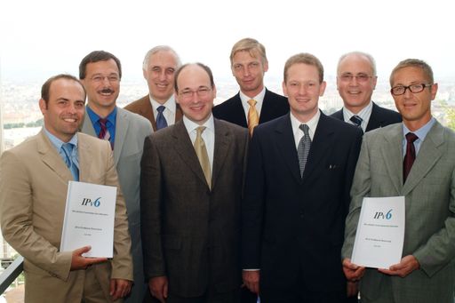 Die Vorstände der österreichischen IPv6 Task Force
mit Dr. Peter Rastl (Universität Wien), dem "Vater des Internets"
in Österreich. Von links nach rechts: Thomas Schöpf (Kapsch
CarrierCom), Helmut Leopold (Telekom Austria), Peter Rastl
(Universität Wien), Peter Ronge (Cisco Systems), Andreas Kéri
(Alcatel), Thomas Hainlen (IBM), Heribert Angerer (HP), Toni Moser
(Microsoft). Nicht am Bild: Dietmar Appeltauer (Siemens) und Otto
Bischof (Juniper Networks)