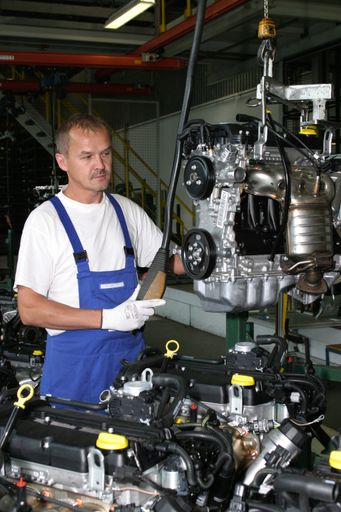 Der erste fertige 1.2 Liter TWINPORT ECOTEC Motor
wird vom Band abgehoben