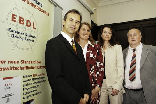 (v.li.n.r.:) MMag. Victor Mihalic, Leiter der
Repräsentanz Österreich, Kuratorium Europäischer
Wirtschaftsführerschein; Univ. Prof. Dr. Gabriele Kotsis,
Präsidentin der OCG, Leitung der Abteilung für Telekooperationen an
der Johannes Kepler Universität Linz; Mag. Kordula Karlhuber,
Baxter AG, Leitung Human Resources Plasma Operations; Mag. Karl
Fakler, AMS Niederösterreich, stv. Landesgeschäftsführer