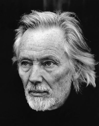 Der arrivierte Grafiker und Musiker Klaus Voormann
zählt selbst zu den schillerndsten Persönlichkeiten der
internationalen Popgeschichte. Signierstunde in der Buchhandlung
Morawa, Wollzeile, am 11. August 2004 ab 17.00 Uhr