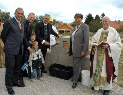 Der Grundstein für das neue Sozialzentrum Grafenwörth
ist gelegt. V.l.n.r.: SeneCura-Geschäftsführer Rudolf Öhlinger und
Thomas Flatz, Bürgermeister Alfred Riedl, Landeshauptmann-Stv Liese
Prokop