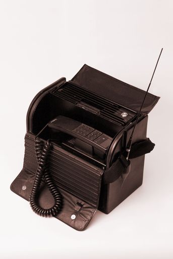 Die ersten tragbaren Mobiltelefone des C-Netzes
hatten ungefähr die Größe eines Kofferradios.