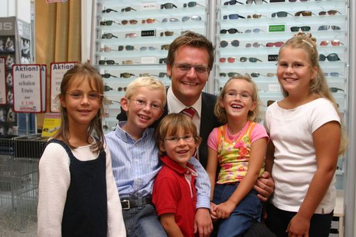 Jedes dritte Kind im Alter von 0 - 10 Jahren ist in
Österreich fehlsichtig, nach Branchenschätzungen trägt jedoch nur
die Hälfte dieser Kinder eine Brille! Deshalb bietet Robert F.
Hartlauer rechtzeitig zum Schulbeginn Kindern im Alter von 0 bis
10,  topmoderne Kinderbrillen um 0,- Euro Aufpreis auf den
Kassentarif an.