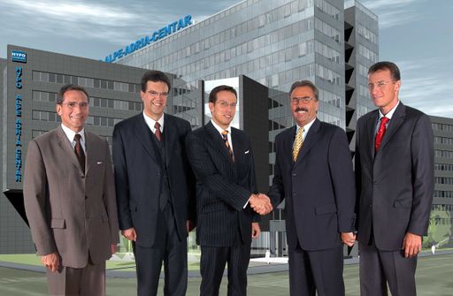 HYPO-Großauftrag an VA TECH offiziell besiegelt
(v.l.n.r.): Erwin Sucher, Vorstandsmitglied der HYPO
ALPE-ADRIA-BANK d.d., Kroatien, Udo Dettelbacher, Group Logistics
HYPO ALPE-ADRIA-BANK INTERNATIONAL AG, Thomas Morgl,
Vorstandsmitglied der HYPO ALPE-ADRIA-BANK INTERNATIONAL AG,
Phillipp Magnes, Direktor VA TECH Elin EBG GmbH & Co und Robert
Pfrimer, Leiter Region Süd VA TECH Elin EBG GmbH & Co. Im
Hintergrund das visualisierte Modell des derzeit im Bau
befindlichen Hypo Alpe-Adria-Center in Zagreb.