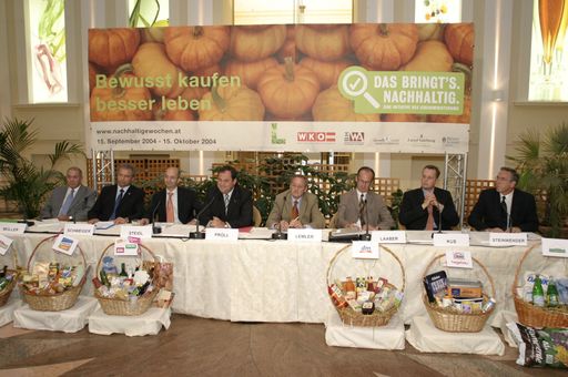 (v.l.n.r.) Manfred Müller, Geschäftsführer ZEV
Nah&frisch Marketingservice GmbH, Johann Schweiger, Geschäftsführer
Zielpunkt, Andreas Steidl, Rewe Austria (ja! natürlich), Josef
Pröll, Landwirtschafts- und Umweltminister, Erich Lemler, Obmann
der Bundessparte Handel in der WKÖ, Helmut-Dieter Kus,
Geschäftsführer hagebau/Öbau, Herbert Steinwender, Raiffeisen Ware
Austria AG (Lagerhaus)