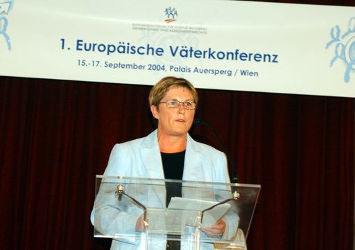 "Die Vereinbarkeit von Familie und Beruf setzt
Partnerschaft voraus - ohne stärkere Beteiligung der Väter an der
Familienarbeit bleibt sie eine Einbahnstraße für Mütter", erklärt
Familienstaatssekretärin Ursula Haubner den Hintergrund zur "1.
Europäischen Väterkonferenz".