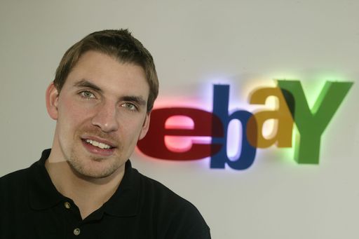 "Dank Telefonbieten verpasst man ab sofort bei eBay
Österreich keine Auktion mehr. Bequem lässt sich das lange gesuchte
Sammlerstück aus Australien oder das Schnäppchen aus den USA nun
von überall ersteigern." Im Bild: Anton von Rueden, eBay Österreich
Geschäftsführer