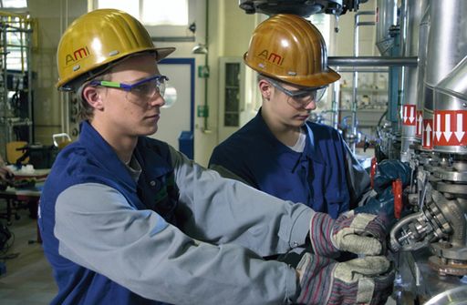 Der komplexe Lehrberuf Chemieverfahrenstechniker der
in der Lehrlingsausbildung der AMI Agrolinz Melamine International
GmbH unterrichtet wird, erstreckt sich im Gegensatz zu anderen
Lehrberufen über einen Zeitraum von 3,5 Jahren.