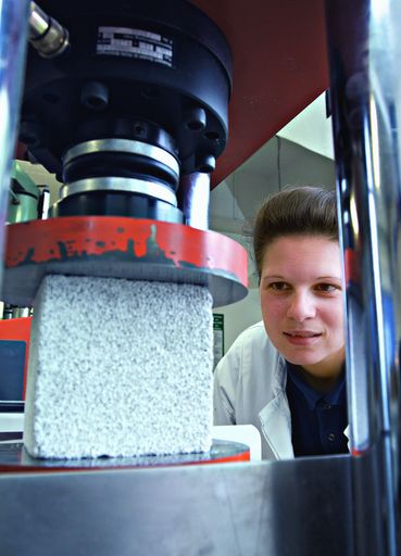  Damals wie heute ein innovativer Baustoff: Der
leichte,
hochbelastbare Ytong-Stein wird 75 Jahre.