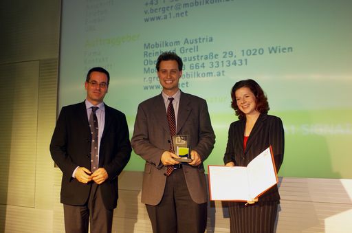 v.l.n.r.: Mag. Günther Göschl, Director Finance &
Administration, Oracle GmbH - er überreichte den Preis DI Reinhard
Grell, Data Security, mobilkom austria (Projektleiter A1 SIGNATUR)
und Mag. Veronika Berger, Produktmanager Data, mobilkom austria
(Produktmanager A1 SIGNATUR)