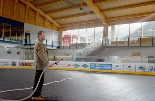 Der Frohnleitener Bürgermeister als erster
"Eismeister": Wolfgang Thomann beginnt mit der Vereisung der neuen
Eishalle im Sport + Freizeit Park