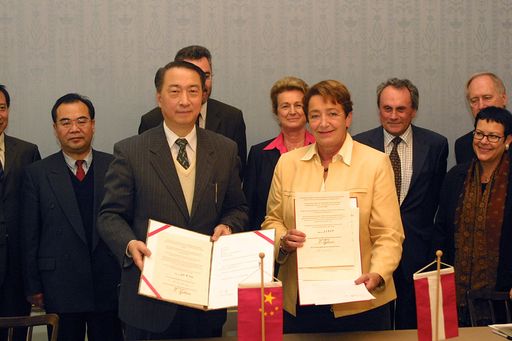 Vorschau Bild von Bildungsministerin Gehrer und Zhang Xinsheng, der
chinesische Vizeminister für Erziehung, unterzeichneten in Wien
eine Erklärung zur Stärkung der Zusammenarbeit.